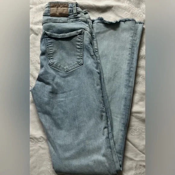 Zara High Rise Slim Fit Straight Leg Jeans in Light Blue Acid Wash - Picture 10 of 11